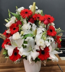 Kırmızı Gerbera Beyaz Çiçek Lilyum Aranjman